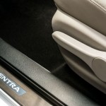 Nissan-Sentra-Unique-soleira-porta-2016