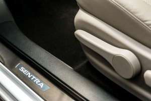 Nissan-Sentra-Unique-soleira-porta-2016