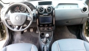 Renault-Duster-Oroch-2.0-2016-painel-multimidia-GPS-cambio-manual-6-marchas