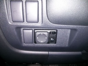 Nissan-Versa-2016-botao-retrovisor-eletrico