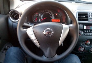 Nissan-Versa-2016-painel