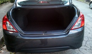 Nissan-Versa-2016-porta-malas