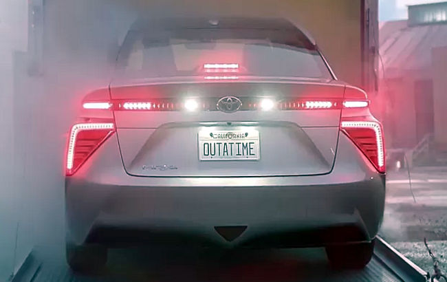 Toyota-Mirai-Back-to-the-future