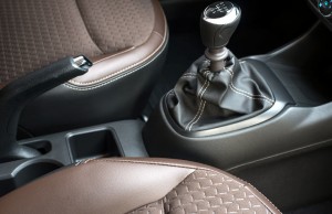 Chevrolet-Cobalt-LTZ-2016-detalhe-couro-manual