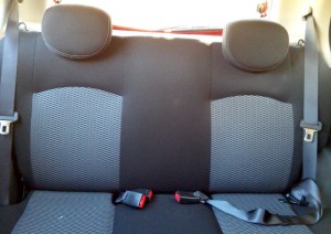 Nissan-March-SV-2015-2016-banco-traseiro