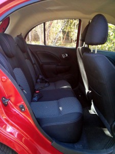 Nissan-March-SV-2015-2016-espaco