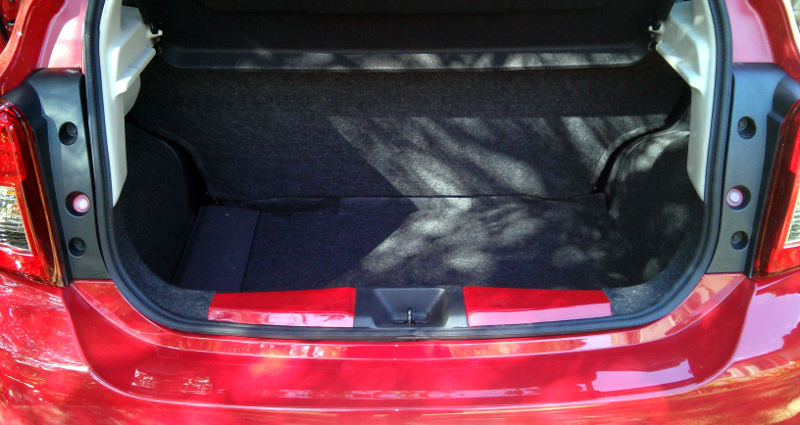 Renato Parizzi / De 0 a 100 Nissan-March-SV-2015-2016-porta-malas