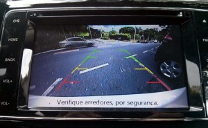 Nissan-March-SL-2016-painel-camera-re