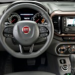 Fiat-Toro-Volcano-2017-picape-painel-Uconnect