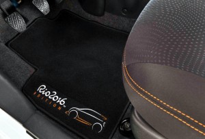 Nissan-March-SL-Rio-2016-tapete