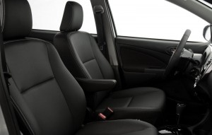 Toyota-Etios-2017-hatch-sedan-automatico-apoio-braco