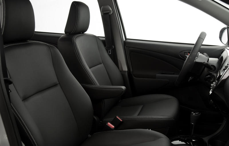 Toyota/Divulgação Toyota-Etios-2017-hatch-sedan-automatico-apoio-braco