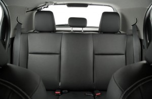 Toyota-Etios-2017-hatch-sedan-banco-traseiro-cinto-tres-pontos-encosto-cabeca