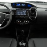 Toyota-Etios-2017-hatch-sedan-painel