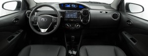 Toyota-Etios-2017-hatch-sedan-painel