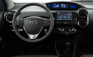 Toyota-Etios-2017-hatch-sedan-painel-digital-central-multimidia