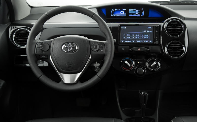 Toyota/Divulgação Toyota-Etios-2017-hatch-sedan-painel-digital-central-multimidia