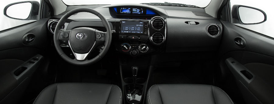 Toyota-Etios-2017-hatch-sedan-painel