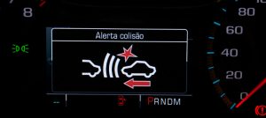 Chevrolet-Cruze-2017-LTZ-painel-alerta-colisao