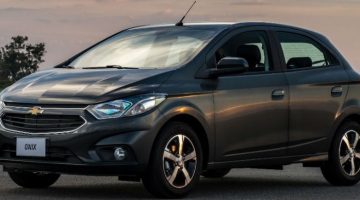 Foto do Chevrolet Onix 2017 visto quase pela dianteira