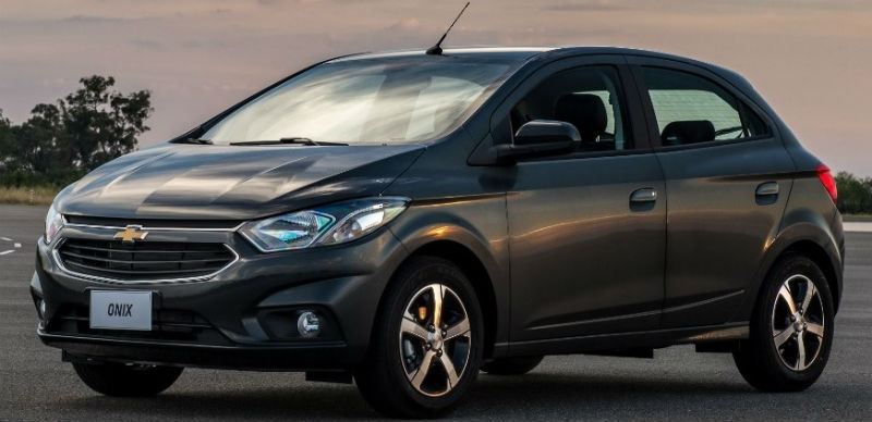 Foto do Chevrolet Onix 2017 visto quase pela dianteira