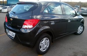 Chevrolet Onix versão LT 2016 visto por trás