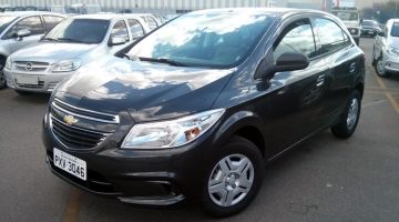 Chevrolet Onix versão LT 2016 visto de frente