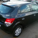 Chevrolet Onix versão LT 2016 visto de lado e meio de cima