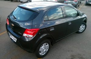 Chevrolet Onix versão LT 2016 visto de lado e meio de cima