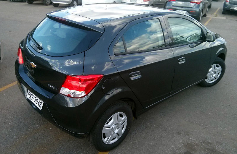 Chevrolet Onix versão LT 2016 visto de lado e meio de cima