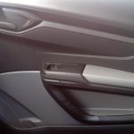 Detalhe do puxador da porta do passageiro dianteiro do Chevrolet Onix 2016