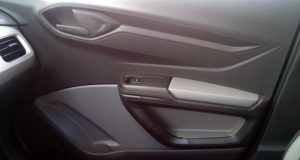 Detalhe do puxador da porta do passageiro dianteiro do Chevrolet Onix 2016