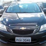 Visão de frente do Chevrolet Onix versão LT 2016