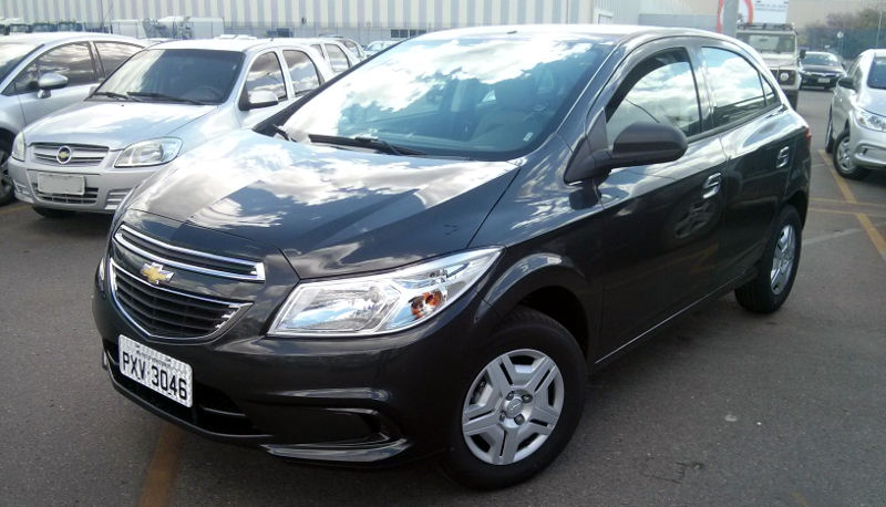 Chevrolet Onix versão LT 2016 visto de frente