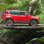 Jeep Renegade atravessa uma ponte de madeira durante o Jeep Experience na Chapada Diamantina