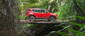 Jeep Renegade atravessa uma ponte de madeira durante o Jeep Experience na Chapada Diamantina