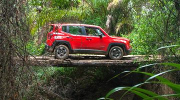 Jeep Renegade atravessa uma ponte de madeira durante o Jeep Experience na Chapada Diamantina