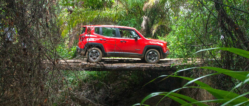 Jeep Renegade atravessa uma ponte de madeira durante o Jeep Experience na Chapada Diamantina