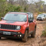 Duas unidades do Jeep Renegade andam pela passada Diamantina pelo Jeep Experience