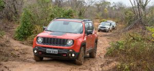 Duas unidades do Jeep Renegade andam pela passada Diamantina pelo Jeep Experience
