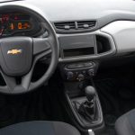 Foto do painel dos Chevrolet Onix e Prisma Joy 2017