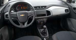 Foto do painel dos Chevrolet Onix e Prisma Joy 2017