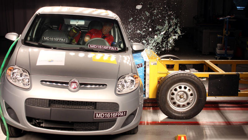 Foto do teste de impacto lateral do Fiat Palio