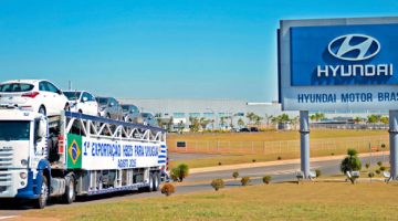 Foto de um caminhão levando os Hyundai HB20 e HB20S Comfort Plus 2017 para o Uruguai