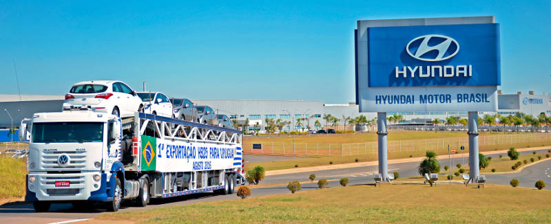 Foto de um caminhão levando os Hyundai HB20 e HB20S Comfort Plus 2017 para o Uruguai