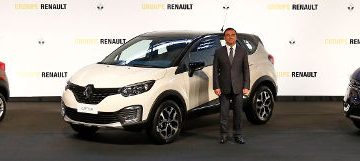 Foto do CEO da Renault com os novos Kwid, Captur e Koleos