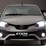 Dianteira dos Toyota Etios Platinum 2017 hatch e sedã