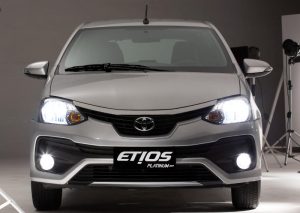 Dianteira dos Toyota Etios Platinum 2017 hatch e sedã