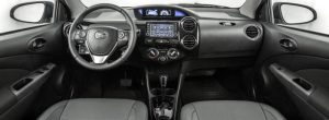Painel e interior dos Toyota Etios Platinum 2017 hatch e sedã