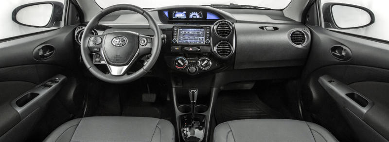 Painel e interior dos Toyota Etios Platinum 2017 hatch e sedã